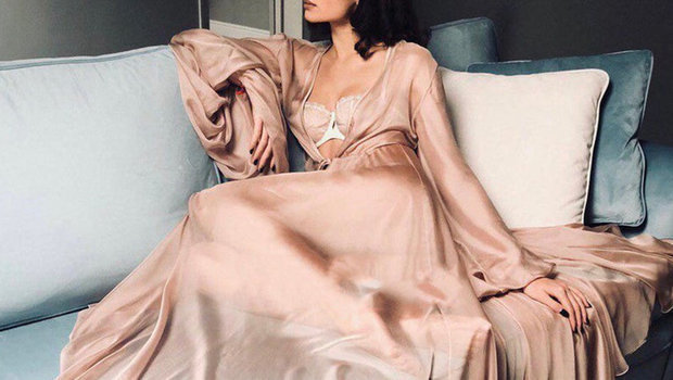 موقع فستاني/إليك ٧ تصميمات قمصان نوم طويلة لعروس 2021 مع طريقة الحفاظ عليهم
