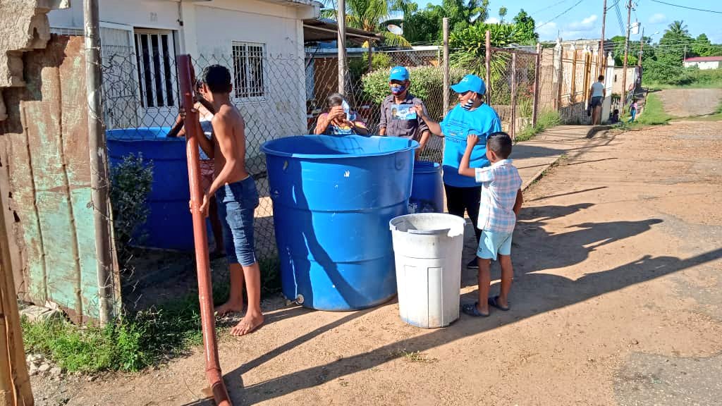AlcaldiaAnaco's tweet photo. ¡El trabajo en UNIDAD no se detiene💪😎!

El Gob. @BarretoSira con su plan "Agua Para La Vida" junto @LuisGuevaraM_,  continúan apoyando a las familias anaquenses con el vital líquido. Esta vez se suministró más de 44.000 litros de agua a los vecinos del sector José Félix Ribas. https://t.co/vij7OhYtdw