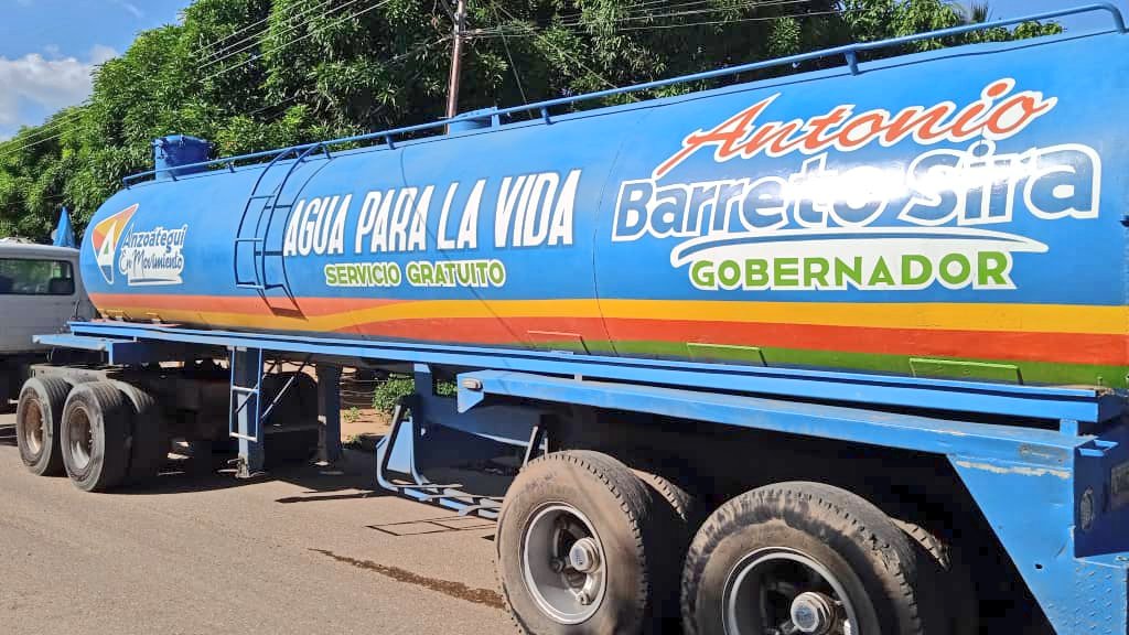 AlcaldiaAnaco's tweet photo. ¡El trabajo en UNIDAD no se detiene💪😎!

El Gob. @BarretoSira con su plan "Agua Para La Vida" junto @LuisGuevaraM_,  continúan apoyando a las familias anaquenses con el vital líquido. Esta vez se suministró más de 44.000 litros de agua a los vecinos del sector José Félix Ribas. https://t.co/vij7OhYtdw