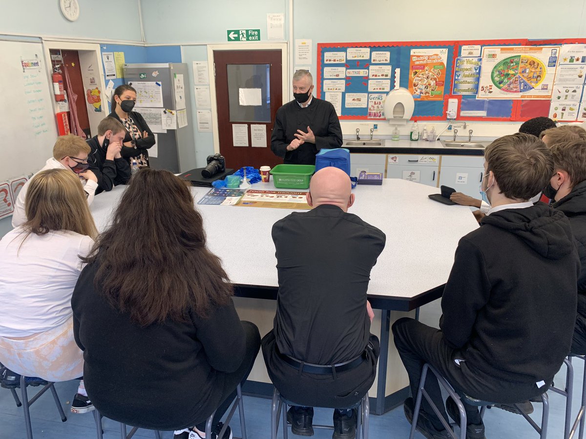 Friday means Food School Scotland! 🤩 we’re joined by the fantastic Gordon from @qmscotland to take us through an intro to butchery 🍔 pupils of @Parkhill375 @EnterAcadPark @EastbankAcademy @smithycroftHFT we hope you’re hungry! #FoodSchoolScotland