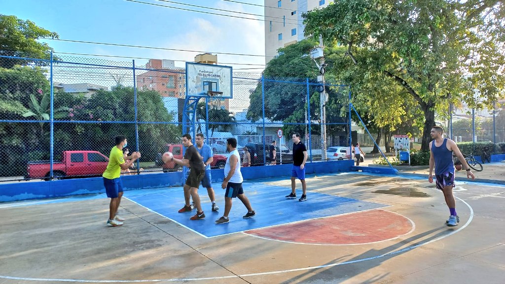 ADI_BQUILLA's tweet photo. Actividades que se desarrollan #AEstaHora en los parques de la ciudad.

Los barranquilleros aprovechan cada espacio de estos escenarios para ejercitarse  🚴 y ponerse en acción ⛹.

¿Sabías que tenemos 240 espacios públicos disponibles para tu entretenimiento? 

#TodosAlParque https://t.co/C8mbK1iDsA