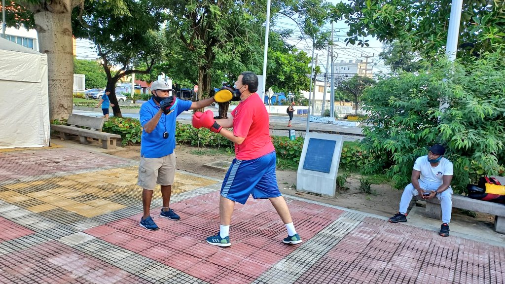 ADI_BQUILLA's tweet photo. Actividades que se desarrollan #AEstaHora en los parques de la ciudad.

Los barranquilleros aprovechan cada espacio de estos escenarios para ejercitarse  🚴 y ponerse en acción ⛹.

¿Sabías que tenemos 240 espacios públicos disponibles para tu entretenimiento? 

#TodosAlParque https://t.co/C8mbK1iDsA