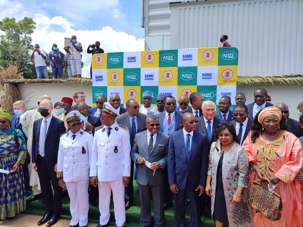 BoissonsduCMR's tweet photo. [ Inauguration de CFC ]

Dévoilement de la plaque inaugurale et photo de famille. https://t.co/Ur3POILxpX