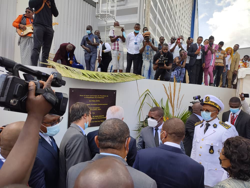 BoissonsduCMR's tweet photo. [ Inauguration de CFC ]

Dévoilement de la plaque inaugurale et photo de famille. https://t.co/Ur3POILxpX