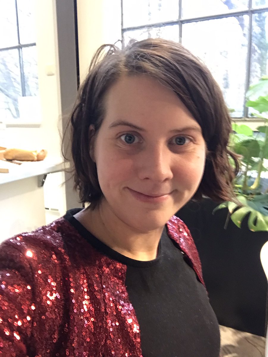 jennydb91's tweet photo. #selfiefredag med paljettjakka pga #ABBAVoyage #forrigetweet God fredag og god helg! https://t.co/P9BE3S2iwU
