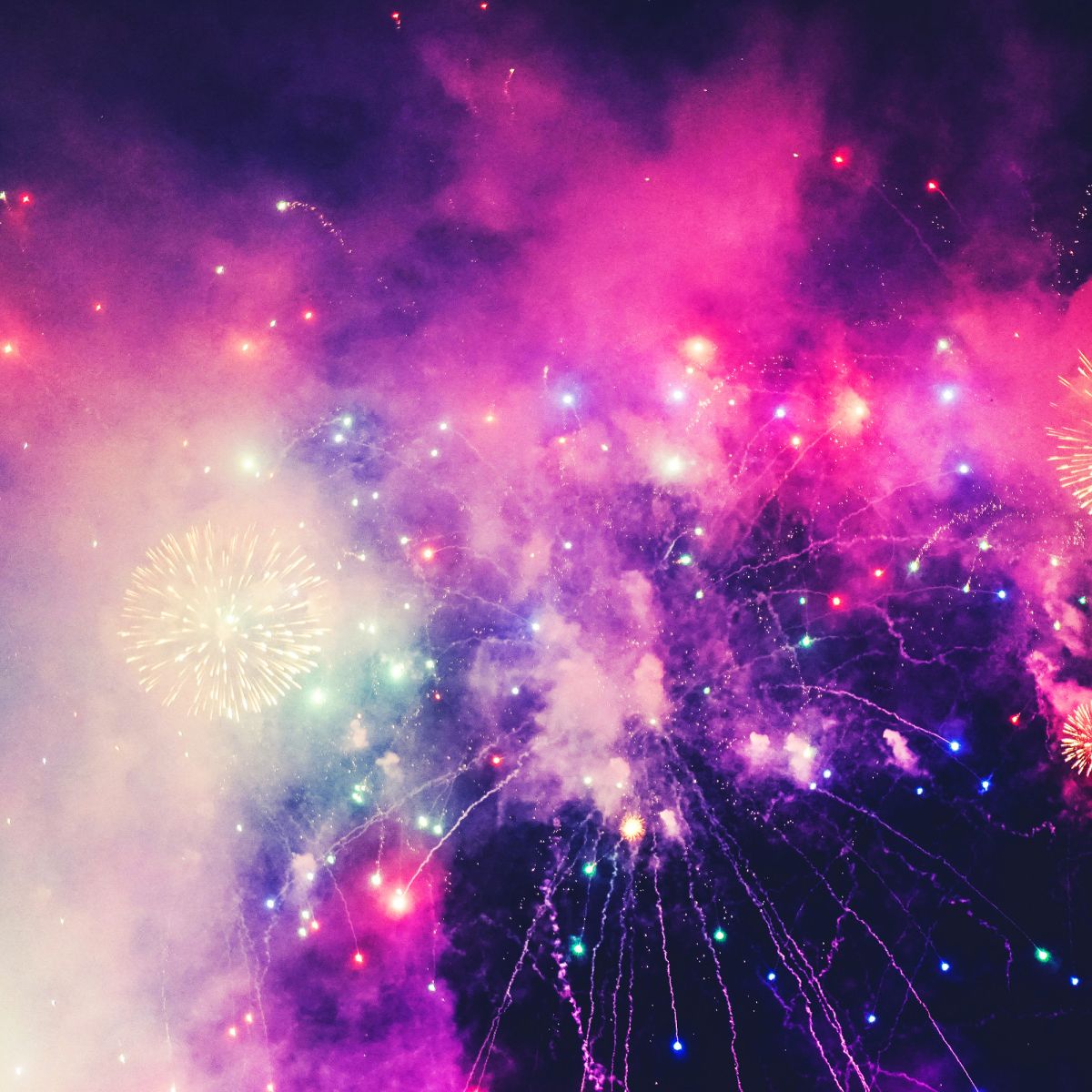 Hivisnet's tweet photo. 🎇🎇Happy Bonfire Night! 🎇🎇

How are you celebrating? 

A professional display or your own display at home?

#bonfirenight #fireworks https://t.co/sHHMAb5YXw