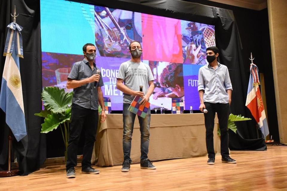 PROGRAMA METAS.
Los primeros  24 jóvenes emprendedores con proyectos  innovadores recibieron aportes o créditos blandos, que prevee el programa provincial para dar impulso a sus proyectos. 
Felicitaciones y el mejor de los éxitos para todos ellos!!