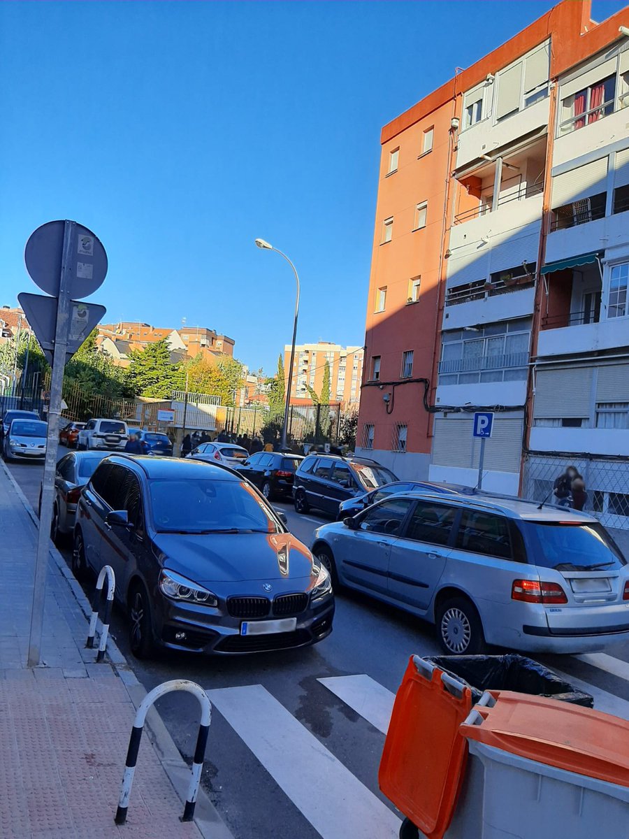 Aquí una muestra de cómo se "transita" por el fondo de saco de Motilla del Palancar. La foto es de hoy, pero podría ser de ayer o de la semana pasada... Todos los días igual. <a href="/AlmeidaPP_/">José Luis Martínez-Almeida</a> <a href="/JMDHortaleza/">Distrito de Hortaleza</a> <a href="/SerranoAlbertoP/">Alberto Serrano 🇪🇦</a> <a href="/borjasfoxa/">Borja Soto Foxá</a> NO QUEREMOS MÁS DESGRACIAS, queremos soluciones