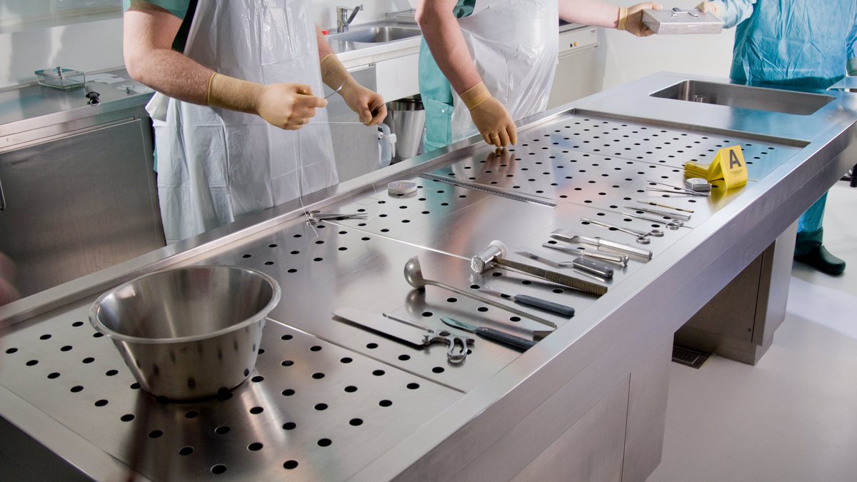 NedForInst's tweet photo. 'Heeft iemand zichzelf dodelijk verwond of kan het letsel ook door iemand anders zijn aangebracht? Forensisch pathologen stellen niet alleen de doodsoorzaak vast, maar kijken ook hoe het letsel kan zijn ontstaan.' Meer lees je in interview met #NRGD ⤵️ https://t.co/XwvkmVa91S https://t.co/7iIsfk5OyT