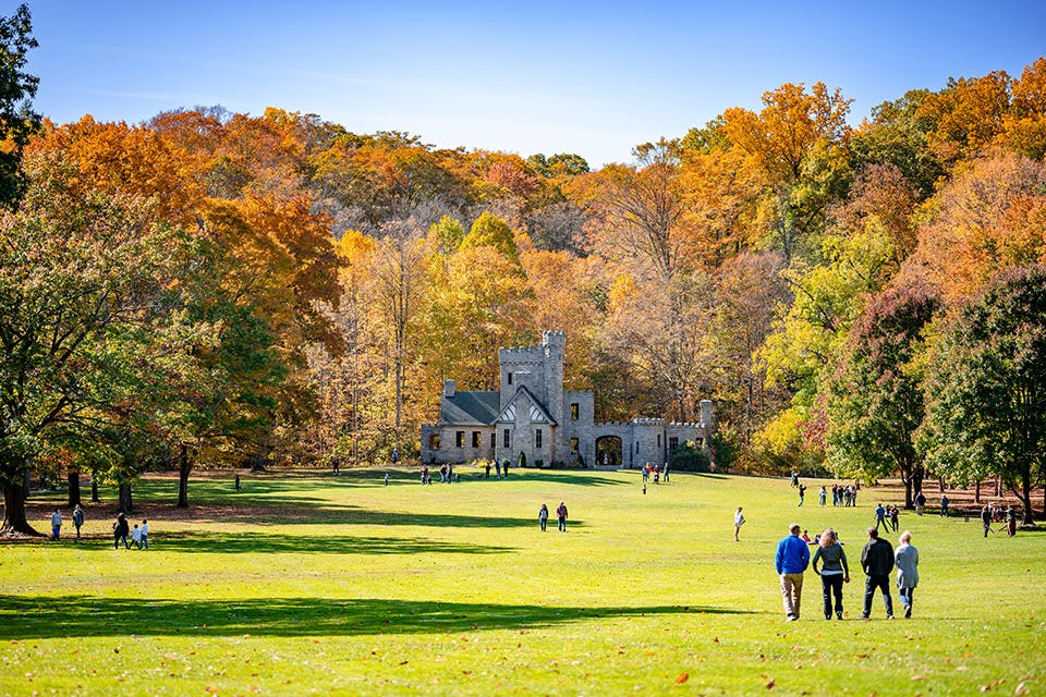 Fall foliage is finally peaking across Ohio — so get one more fall road trip in! 🍂 Here are five routes that highlight 580 miles of history, beauty, adventure and family fun! ohiomagazine.com/travel/article…