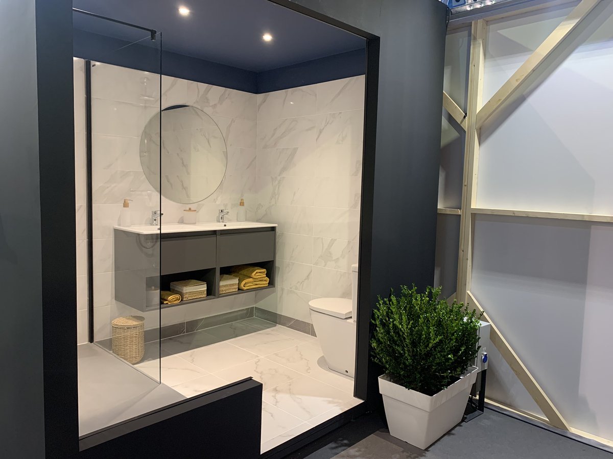 TPC_es's tweet photo. Dos de los baños que presentamos en nuestro stand de @SimedMalaga corresponden al proyecto #distritoZeta de @aedashomes desarrollado por #Urbania.

Han sido construidos en un plazo de tan solo dos semanas y con unas calidades de alta gama🔝 https://t.co/p0mBbDITzu