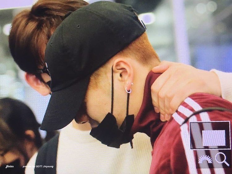 WjsPjy_'s tweet photo. These pics of jinson at the airport saying goodbye to each other never fail to make me cry 💔

#jinson #Got7 @GOT7Official @JacksonWang852 https://t.co/4gcPDWmuNQ