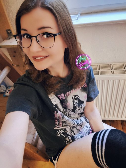 TinyEmily - Guten Start ins Wochenende! 😁 #weekend #friday #tgif #starwars #glasses #happy #smile #socks #oversizedshirt https://t.co/lp0fYIwBYy