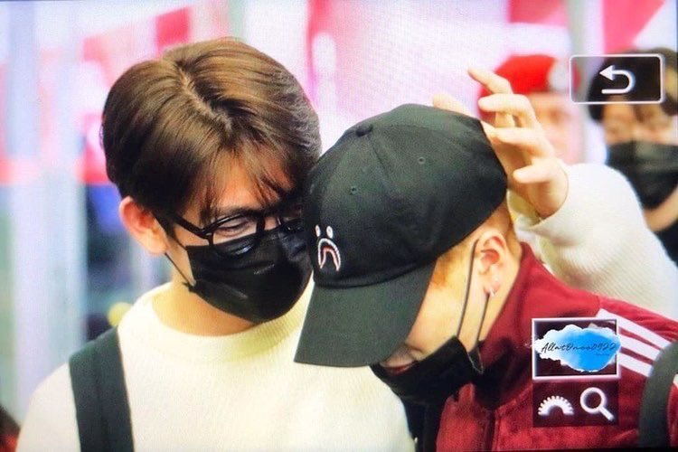 WjsPjy_'s tweet photo. These pics of jinson at the airport saying goodbye to each other never fail to make me cry 💔

#jinson #Got7 @GOT7Official @JacksonWang852 https://t.co/4gcPDWmuNQ