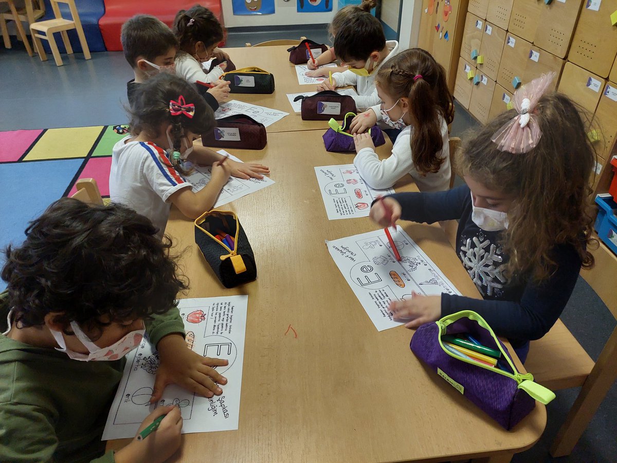 bk_atasehir2's tweet photo. Mor Sınıf öğrencileri bugün büyük “E”  ve küçük “e” sesini öğrendiler. Ardından “E” ile başlayan görselleri bulup boyadilar. 🥰💓 https://t.co/em9ELNhzTS