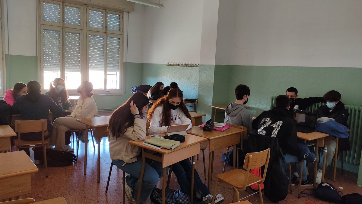 EpisReport's tweet photo. Compartim amb la resta d'alumnat del projecte @JuniorReportRED un moment de treball de les nostres redaccions: un temps d'escola diferent. 
©cepiscopal @ampaepiscopal https://t.co/IaNUNyE6R3