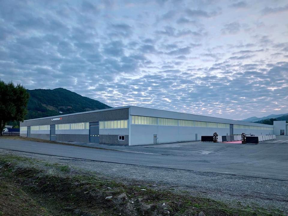 sbonaccini's tweet photo. A Borgo Val di Taro, sull’Appennino parmense, ad inaugurare il nuovo stabilimento produttivo di Laminam, azienda ceramica che ha voluto raddoppiare la linea produttiva

Un centinaio nuovi posti di lavoro che si verranno a creare, che in montagna hanno valenza ancor più rilevante https://t.co/hqqAM9PjHM