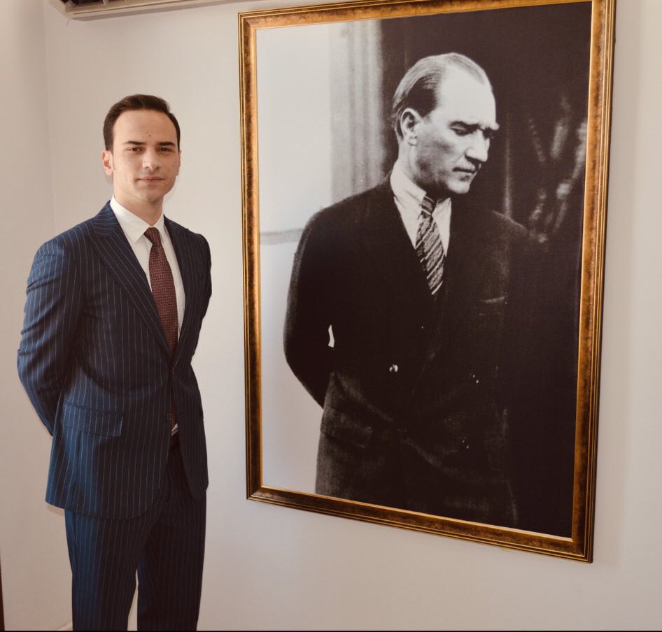 Rize-Çayeli’nden hemşehrimiz Kaymakam Miraç Akbulut, Atatürk’ün “En Büyük Bayramdır!” dediği Cumhuriyet Bayramı’nı Korgan’da en güzel şekilde kutlanmasına vesile olmuştur. Bundan rahatsız olan gerici tayfaya biz Rizeliler olarak kaymakamımızı yedirmeyiz.
Çünkü #KaymakamMiraçBiziz