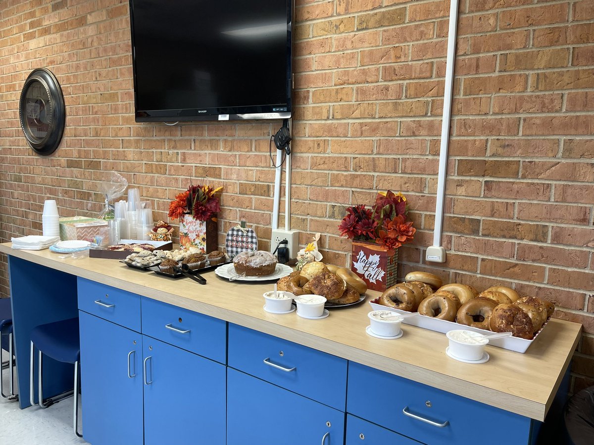 StantonElemAP's tweet photo. Happy Friday to our staff! We appreciate you so much! #stantonfamily https://t.co/cUi7lN0ntQ
