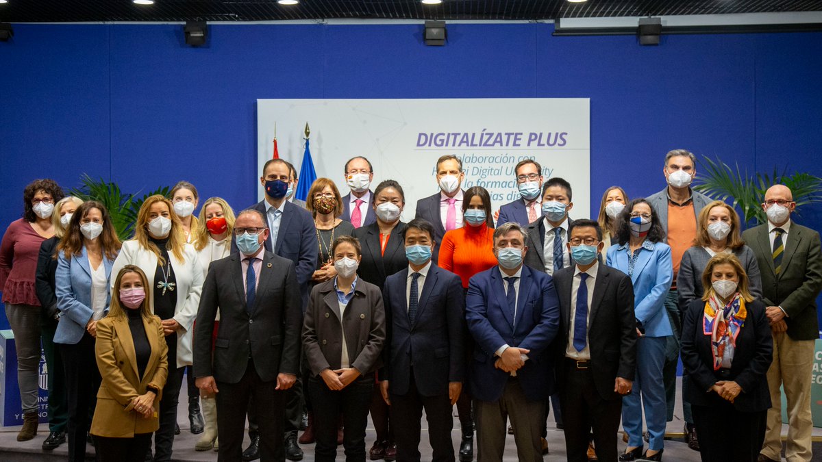 empleogob's tweet photo. La incorporación de Huawei Digital University al proyecto de #DigitalízatePlus ampliará la oferta formativa de @Fundae_es en el impulso de competencias digitales.

👩🏽‍💻 Este acuerdo es un paso más en la formación en nuevas tecnologías para abordar los retos de la digitalización. https://t.co/ug0Vzmv1Ze