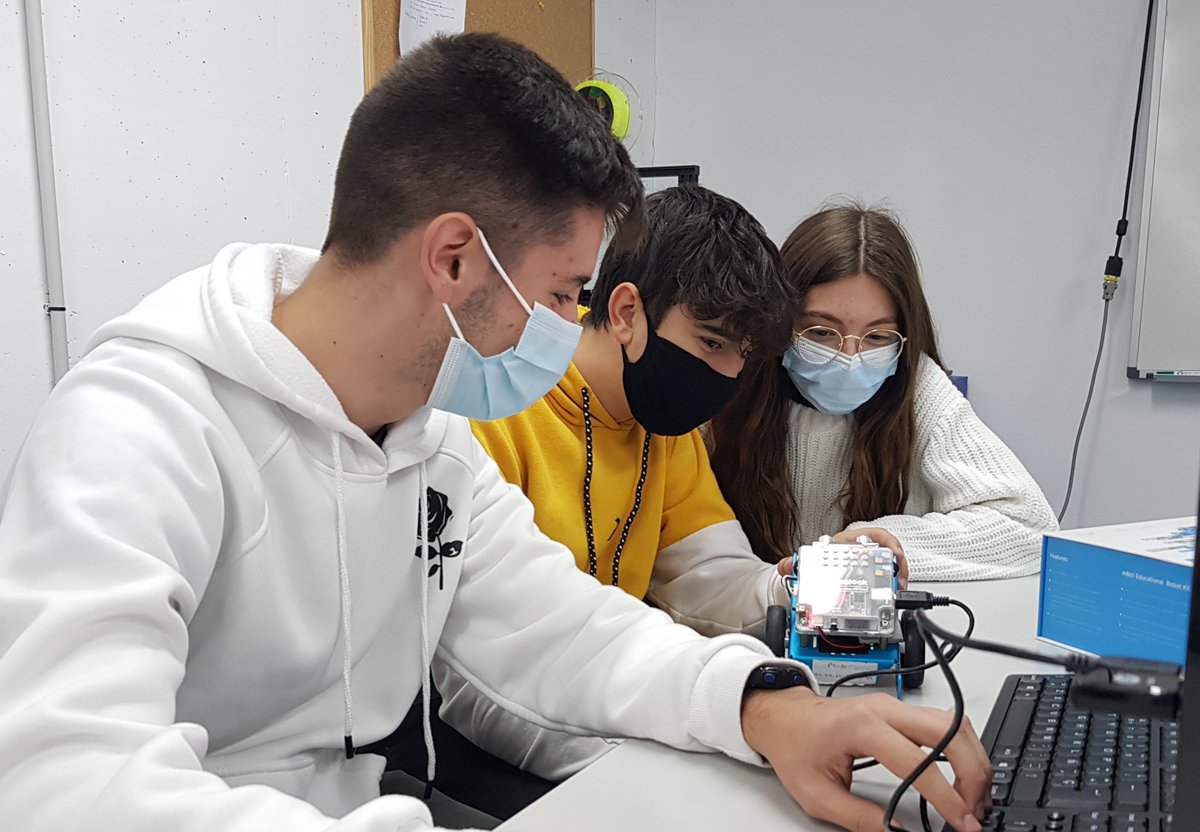 UIBuniversitat's tweet photo. 👧👦Avui han començat les activitats #SeràsUIB de #Demolab, #Demotec i #Arqueòdrom!
🔬⚙️🦴 Un seguit de propostes per a estudiants de primària i secundària per despertar la seva curiositat per aquests àmbits de coneixement.
Més informació ➡️ https://t.co/hnQgYEeS4y https://t.co/Y5e9rGJVnV