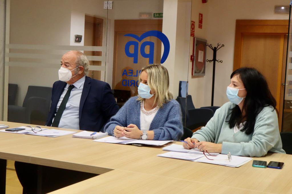 Hoy con <a href="/MariMarBlanco_/">María del Mar Blanco Garrido</a> y <a href="/bravosanchezm/">Miriam Bravo Sánchez</a> hemos recibido en <a href="/PPAsamblea/">PP Asamblea de Madrid</a> a José Luis Jordana, María Nieto y <a href="/fernavillalain/">Fernando Villalain</a> para abordar vías de colaboración con la extraordinaria labor formativa, cultural y social de la Confederación Española de Aulas de Tercera Edad <a href="/mayoresceate/">CEATE Confederación Española de Aulas Tercera Edad</a>