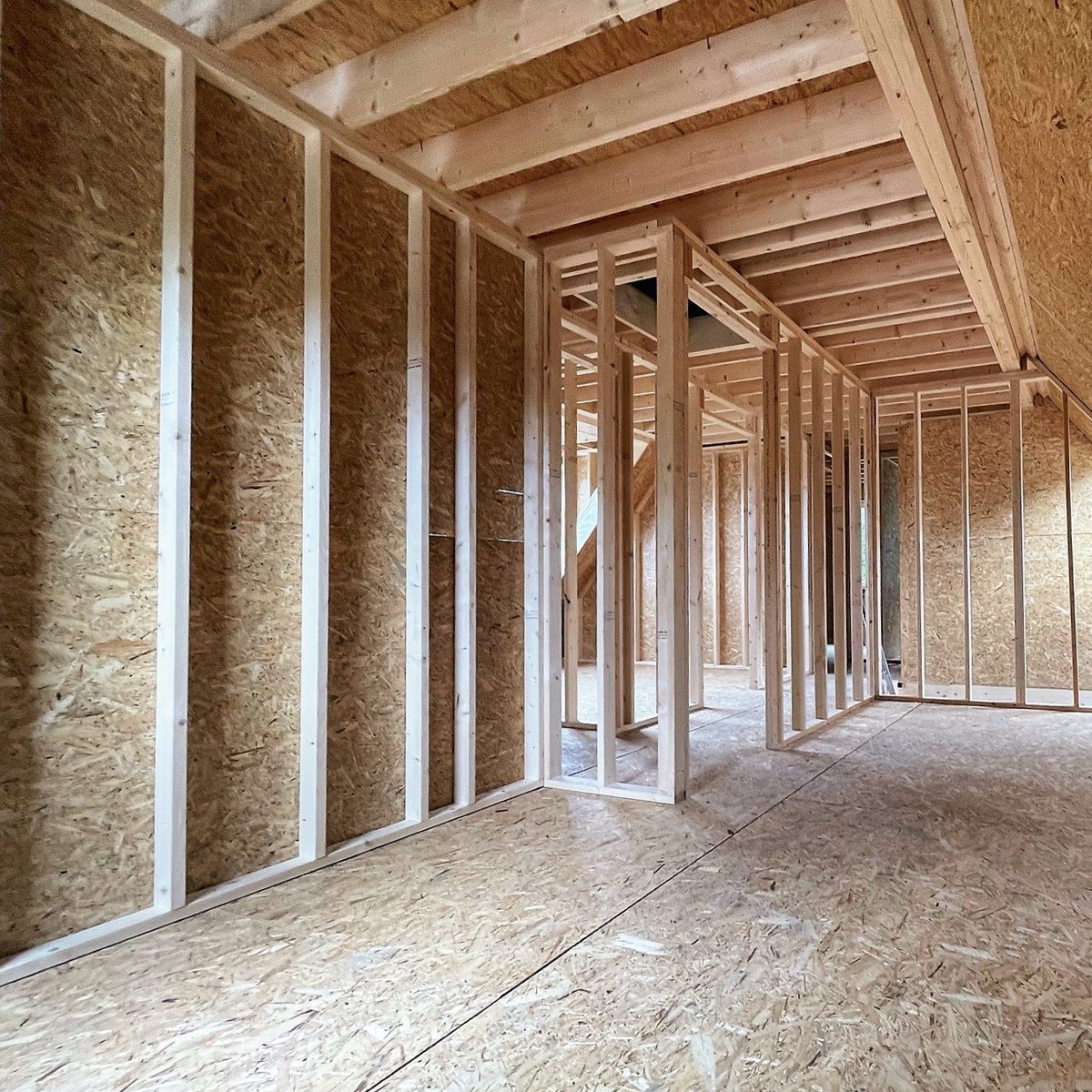 Een prachtige vrijstaande casco woning opgeleverd in Ossendrecht. Bevat onder meer een ruime garage, kookeiland en een uitgebreide bovenverdieping met maar liefst 4 slaapkamers! We wensen de bewoners veel woonplezier in hun nieuwe woning!🏠#janssenbouw  #ossendrecht #prefabwoning