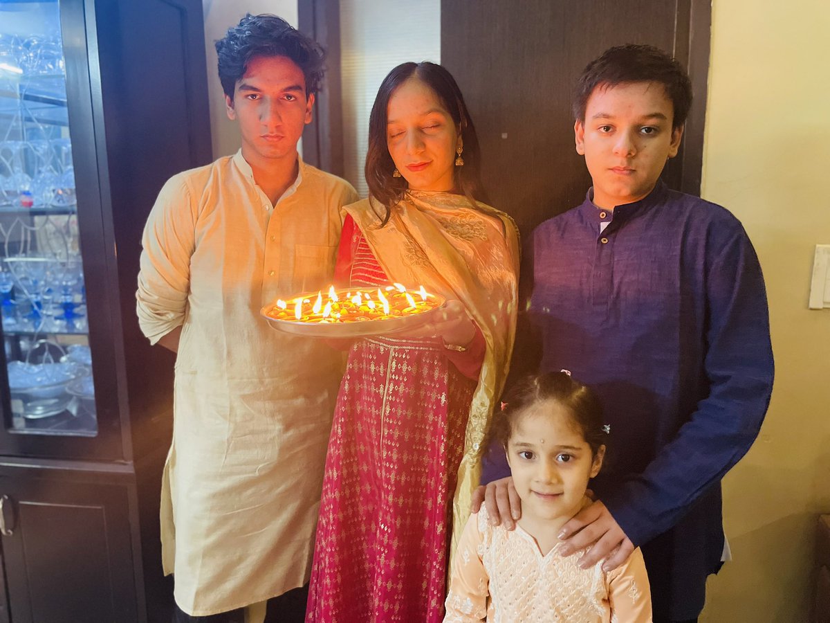 veneett's tweet photo. #Diwali https://t.co/kmQX0S99Gv