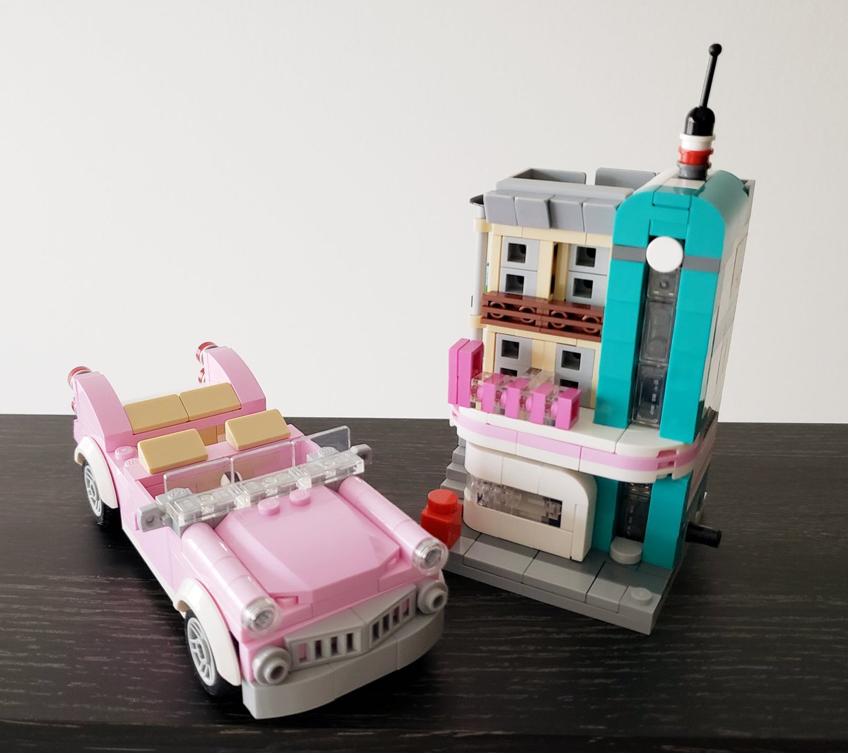 hayauma_lego's tweet photo. 8×8サイズの10260ダウンタウンダイナー完成
ミニモジュールシリーズはこれで8個目
モジュラービルディングのコンプまであと7個だ
他のと同様元の作者はshell.shock氏
#いいレゴの日 #LEGO #レゴ #CreatorExpert #set10260 #set10230 #MiniModulars #afol https://t.co/8byEPjl7u4
