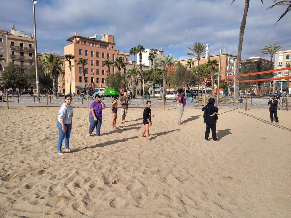 insmtarradell's tweet photo. Canviem per un dia, l'aula pel sol. Hem fet la tutoria de 1-batx a la platja. Jugant, nedant, xerrant i reflexionant, hem passat un matí ben engrescador, fresc i de germanor.Senta bé, de tant en tant, poder relaxar-nos plegats mentre compartim activitats lúdiques.
#insmt
#1batx21 https://t.co/rBfehOB7xa