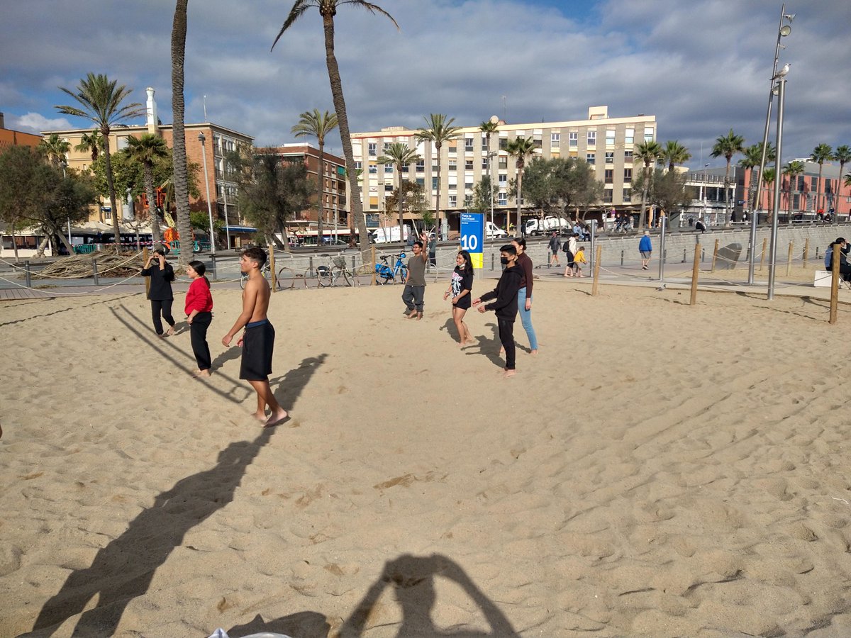 insmtarradell's tweet photo. Canviem per un dia, l'aula pel sol. Hem fet la tutoria de 1-batx a la platja. Jugant, nedant, xerrant i reflexionant, hem passat un matí ben engrescador, fresc i de germanor.Senta bé, de tant en tant, poder relaxar-nos plegats mentre compartim activitats lúdiques.
#insmt
#1batx21 https://t.co/rBfehOB7xa