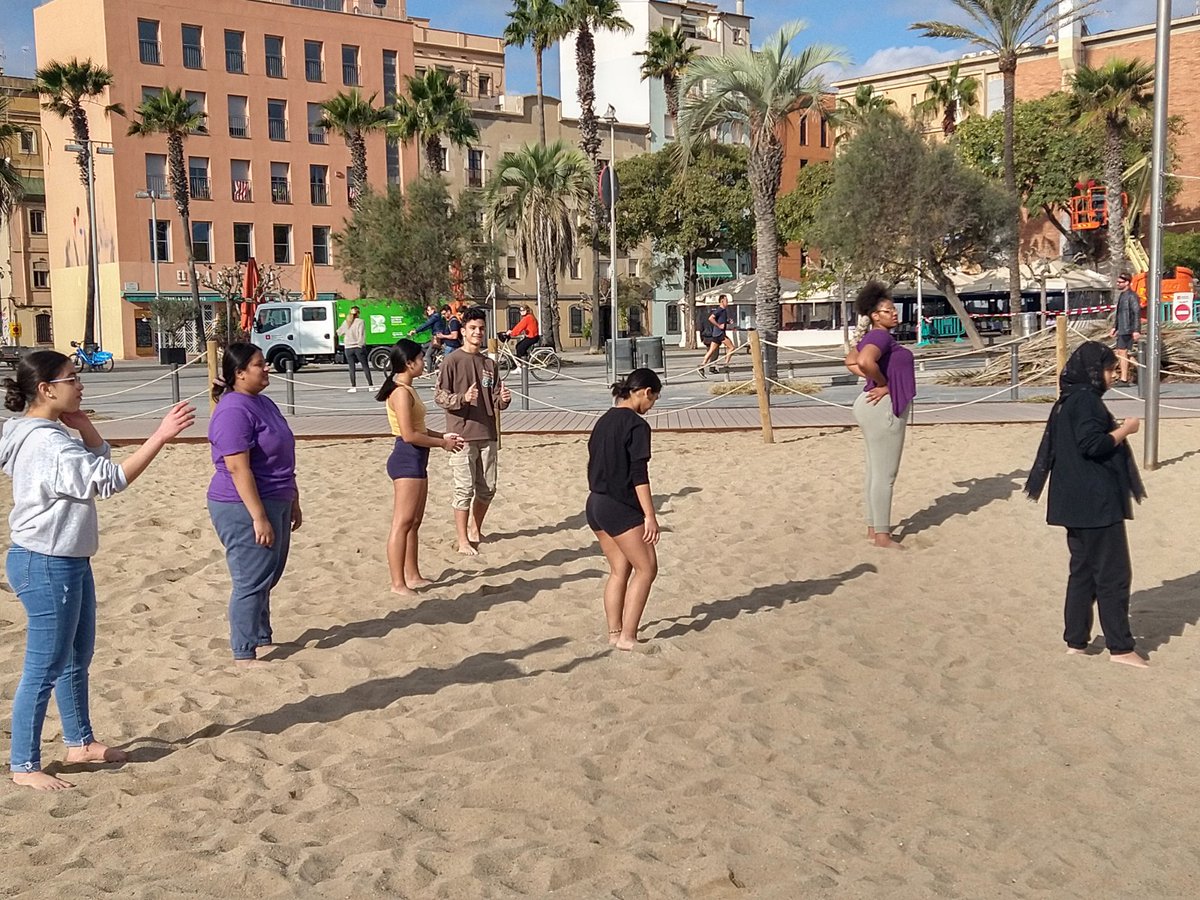 insmtarradell's tweet photo. Canviem per un dia, l'aula pel sol. Hem fet la tutoria de 1-batx a la platja. Jugant, nedant, xerrant i reflexionant, hem passat un matí ben engrescador, fresc i de germanor.Senta bé, de tant en tant, poder relaxar-nos plegats mentre compartim activitats lúdiques.
#insmt
#1batx21 https://t.co/rBfehOB7xa