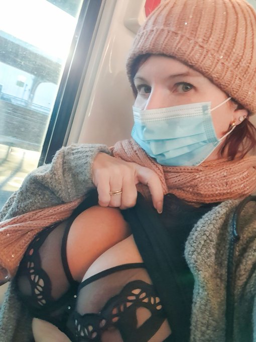 Petit coucou du train, en route pour Paris, shoot et tournage. Bisous💋💋💖Bient&ocirc;t toutes les photos et