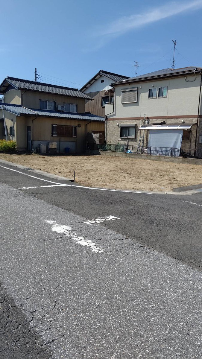 interbenry's tweet photo. 一宮市玉野にて
空き地の草刈を
やらせて頂きました👍️

最近広大な敷地の草刈が
続いたので、
これくらいの規模は
朝メシ前になりましたね(笑)

お庭や空き地の草刈は
ベンリーにお任せください！

#一宮 #岩倉 #江南 #便利屋 #何でも屋 #草刈 #庭 #草抜 #空き地 #空き家 #造園 #伐採 #剪定 #庭木 https://t.co/1bVRmSBYYg