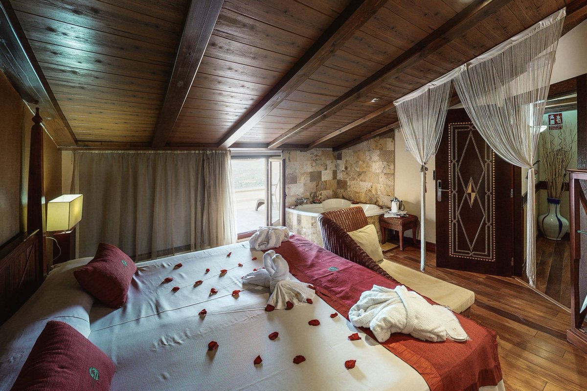 Sorprende a tu pareja regalándole un pack romántico que incluye una decoración especial, bombones y cava. 😍😘

hotelspasierradecazorla.com
#Hotel #Spa #SierraDeCazorla #Jaén