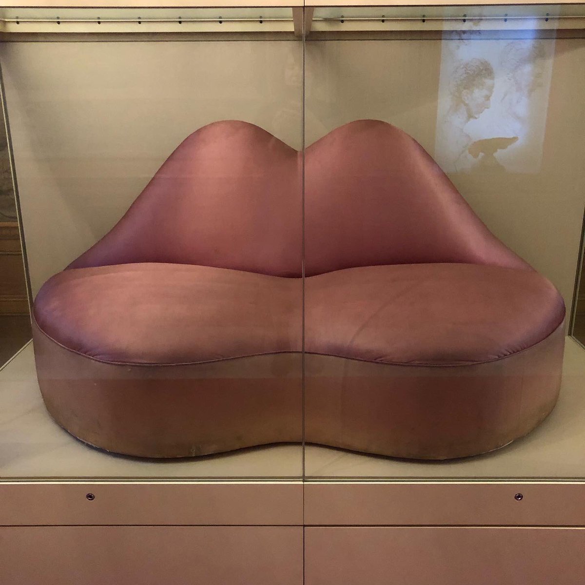 south_rachael's tweet photo. What a lovely setting for teaching all types of Seat Weaving @westdeancollege former home of Edward James, there are some fun surreal touches here #salvadordali #maewestlipssofa #westdean #chaircaning #rushseating #danishpapercord https://t.co/6M7eA789s0
