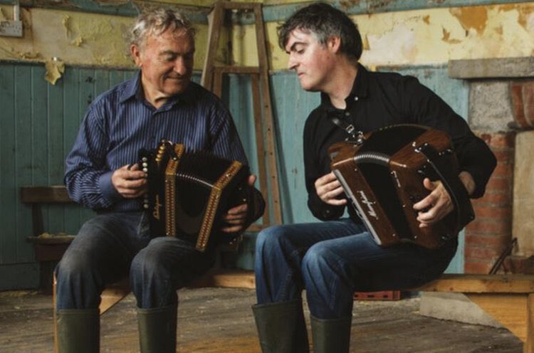 Tá ríméad orainn a fhógairt go mbeidh ‘An Cosán Draíochta’- saothar úrnua leis an gceoltóir agus cumadóir iomráiteach, Johnny Óg Connolly, in ómós dá athair, Johnny Phádraic Phíotair, ar an gcéad léiriú oifigiúil a bheidh againn. 
17-21 Samhain. 
Ticéid: stiuideocuan.ie