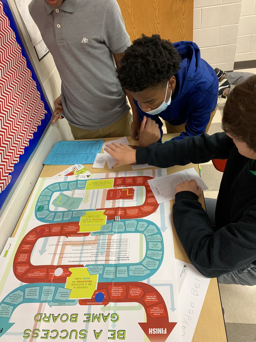 MrsBrewer1's tweet photo. The #hixsonhistorians are having a great time exploring career &amp; education options! #JAinaDay Thanks to #juniorachievement and the volunteers from @ErnstandYoung for helping us think about future choices! 😺❤️🇺🇸
#HCSSoc_Studies https://t.co/7gF5gIMzAe