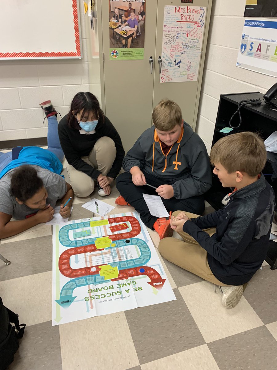 MrsBrewer1's tweet photo. The #hixsonhistorians are having a great time exploring career &amp; education options! #JAinaDay Thanks to #juniorachievement and the volunteers from @ErnstandYoung for helping us think about future choices! 😺❤️🇺🇸
#HCSSoc_Studies https://t.co/7gF5gIMzAe