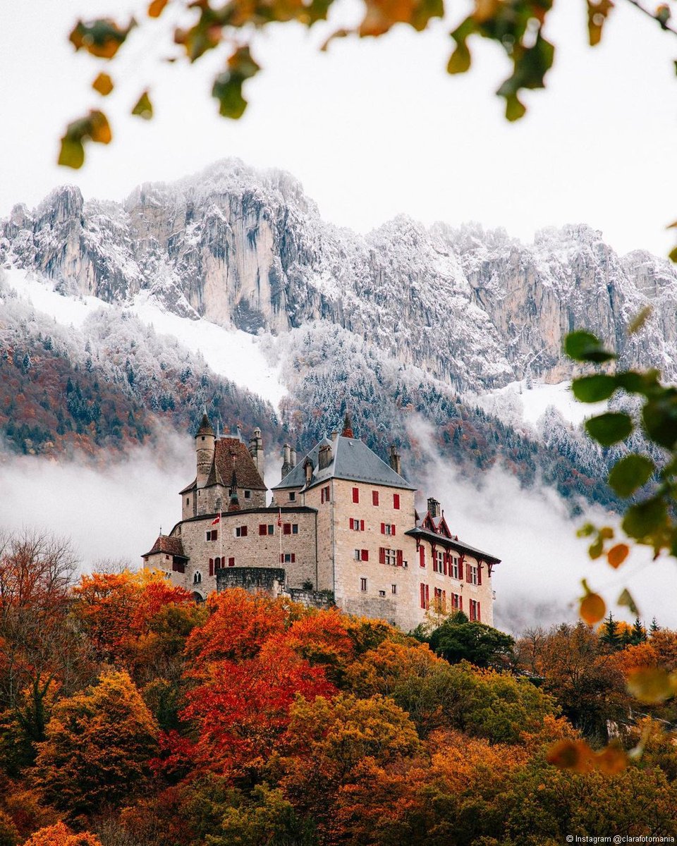 SavoieMontBlanc's tweet photo. #Neige fraîche sur les sommets ❄️, couleurs automnales dans les forêts 🍂 : la collection #automne/#hiver 2021 est particulièrement réussie en #SavoieMontBlanc 👌 !

📸 @FlyNervures  |  @clarafotomania |  https://t.co/oHTcZlV0Mg | https://t.co/U9y1C2D23X https://t.co/UxgmRzUjOF