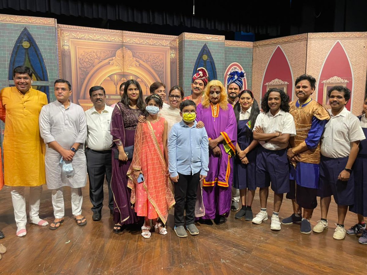 VarshaEGaikwad's tweet photo. मराठी रंगभूमी दिनी बालरसिकांसाठी पर्वणी!मराठी रंगभूमीवर प्रचंड गाजलेले,स्वतंत्र छाप उमटवणारे व जागतिक विक्रम केलेले 'अलबत्या गलबत्या' हे अजरामर नाटक पुन्हा नाट्यरसिकांच्या भेटीला येत आहे.वाशी येथे विष्णुदास भावे नाट्यगृहात रंगभूमी पूजन व तिसरी घंटा वाजवून या नाटकाचा शुभारंभ झाला. https://t.co/O1JORYfpDr