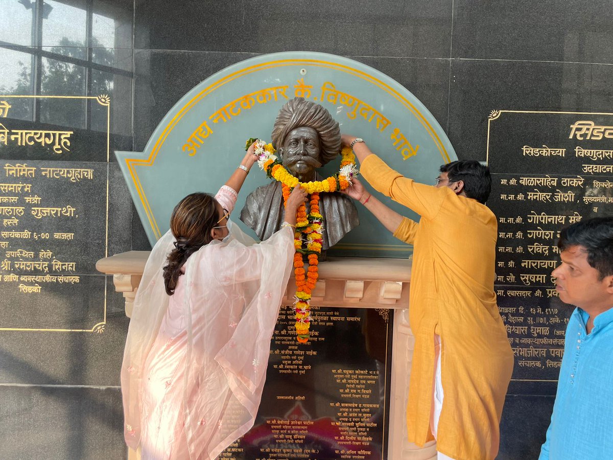 VarshaEGaikwad's tweet photo. मराठी रंगभूमी दिनी बालरसिकांसाठी पर्वणी!मराठी रंगभूमीवर प्रचंड गाजलेले,स्वतंत्र छाप उमटवणारे व जागतिक विक्रम केलेले 'अलबत्या गलबत्या' हे अजरामर नाटक पुन्हा नाट्यरसिकांच्या भेटीला येत आहे.वाशी येथे विष्णुदास भावे नाट्यगृहात रंगभूमी पूजन व तिसरी घंटा वाजवून या नाटकाचा शुभारंभ झाला. https://t.co/O1JORYfpDr