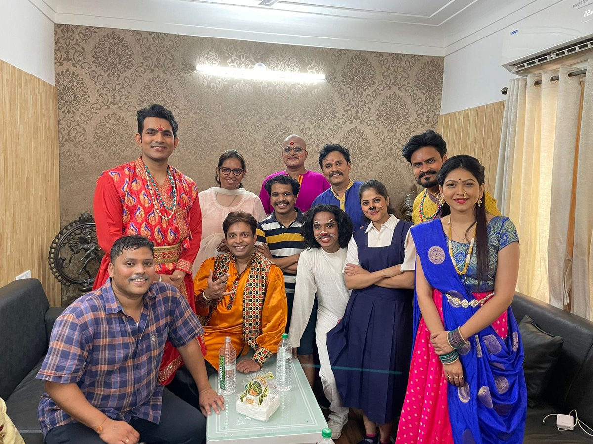 VarshaEGaikwad's tweet photo. मराठी रंगभूमी दिनी बालरसिकांसाठी पर्वणी!मराठी रंगभूमीवर प्रचंड गाजलेले,स्वतंत्र छाप उमटवणारे व जागतिक विक्रम केलेले 'अलबत्या गलबत्या' हे अजरामर नाटक पुन्हा नाट्यरसिकांच्या भेटीला येत आहे.वाशी येथे विष्णुदास भावे नाट्यगृहात रंगभूमी पूजन व तिसरी घंटा वाजवून या नाटकाचा शुभारंभ झाला. https://t.co/O1JORYfpDr