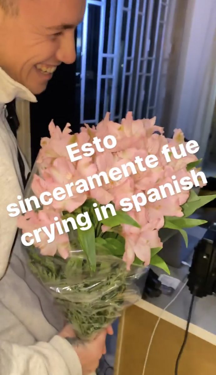 marttas__'s tweet photo. soy todos de fondo diciendo “oooohhhh” cuando aparece el con el ramo😭😭😭😭💖💖💖💖 https://t.co/DTyvCqQxwm