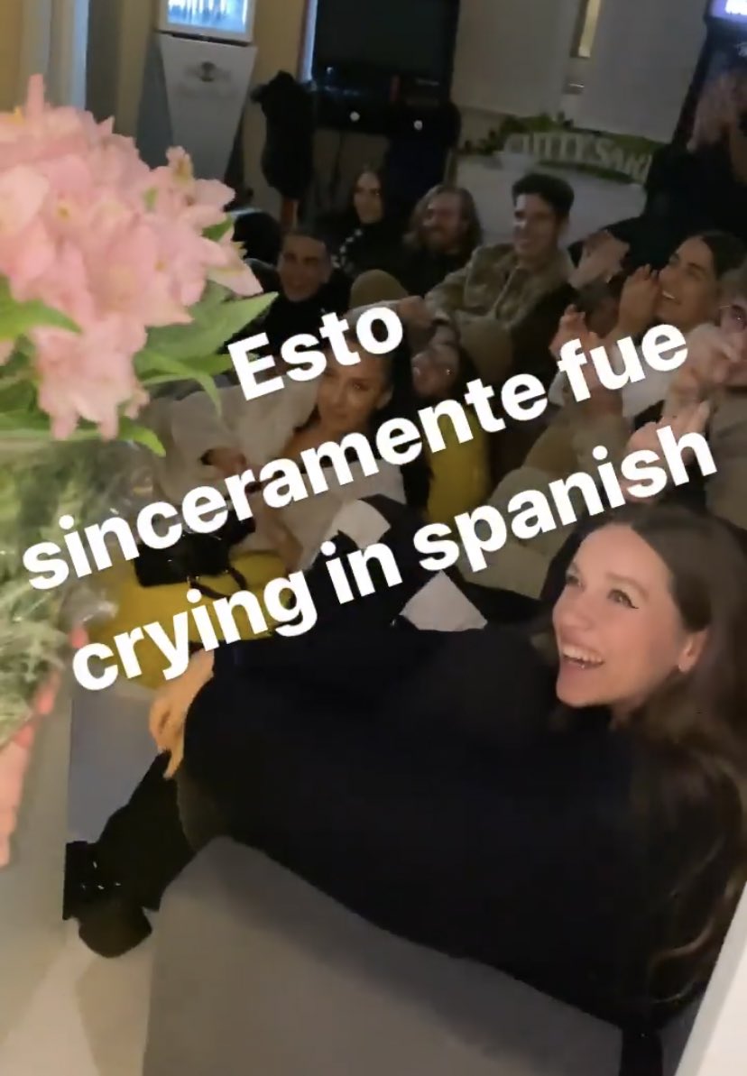 marttas__'s tweet photo. soy todos de fondo diciendo “oooohhhh” cuando aparece el con el ramo😭😭😭😭💖💖💖💖 https://t.co/DTyvCqQxwm