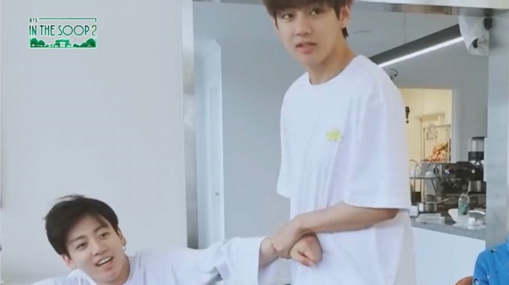 mammeeyah's tweet photo. ทำมาเป็นอิดออดนะ แหมมมมมม เขาอ้อนนิดเดียวก็ตามใจเเละ หมั่นไส้ #kookv #IN_THE_SOOP_S2 https://t.co/F2g4XWNR84