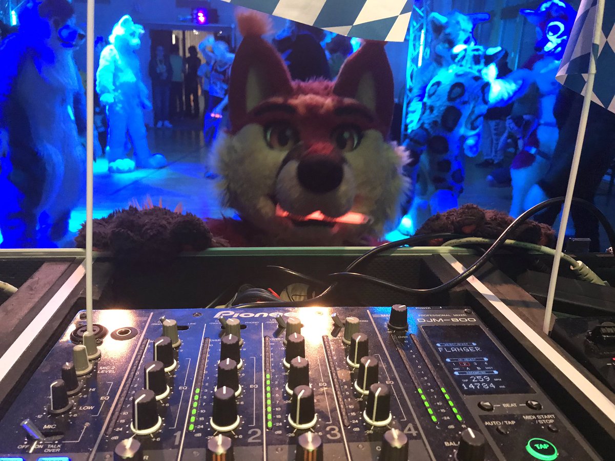 BigBlueFox's tweet photo. What to these shiny buttons do?! @FervoryFire #FursuitFriday https://t.co/zKMZKsLvTS