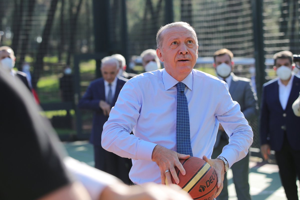 Cumhurbaşkanımız <a href="/RTErdogan/">Recep Tayyip Erdoğan</a> gençlerle ☺️🏀
#MilletinBahçesi