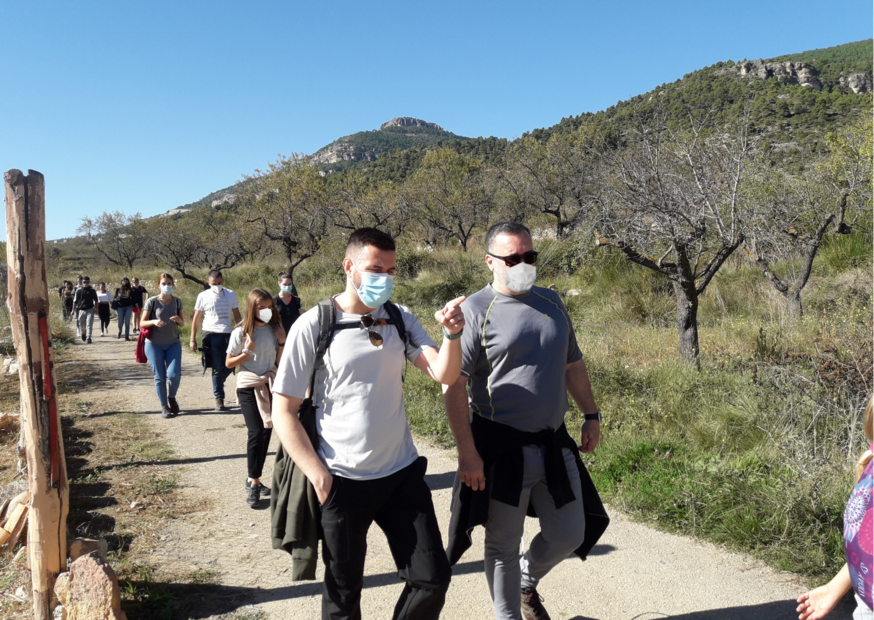 GVAparcs's tweet photo. 🍂🐦El #DíaInternacionalDeLasAvesMigratorias fabricamos comederos para aves pequeñas con materiales reciclados y charlamos en el Barranco del Agua de Chera sobre las aves y el cambio climático como uno de sus principales retos ☀️#PNCheraSotDeChera https://t.co/O66snN8pKL