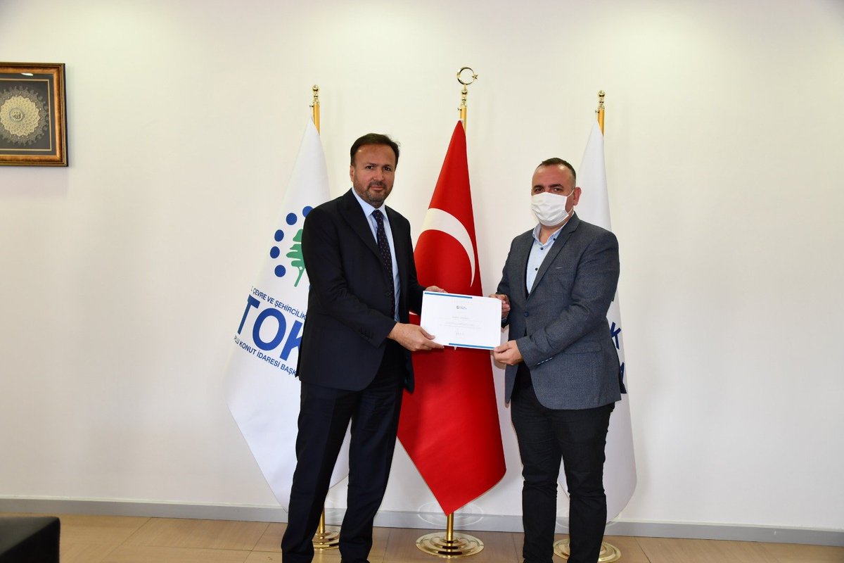 EmlakYonetim's tweet photo. Emlak Yönetim AŞ’ye bağlı sitelerde görevine devam eden ve göreve yeni başlayan personele işbaşı ve oryantasyon eğitimi verildi. Eğitime katılan personele kurs bitirme belgelerini Emlak Yönetim AŞ Genel Müdürü Ayhan Karaca takdim etti.

Haberin Devamı: https://t.co/GFsiiTBtEE https://t.co/m1sIQX86qV